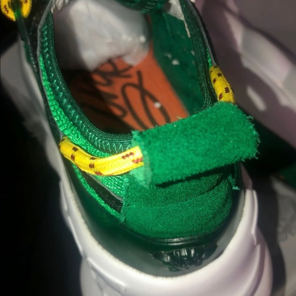 Versace - Picture 4 of 5